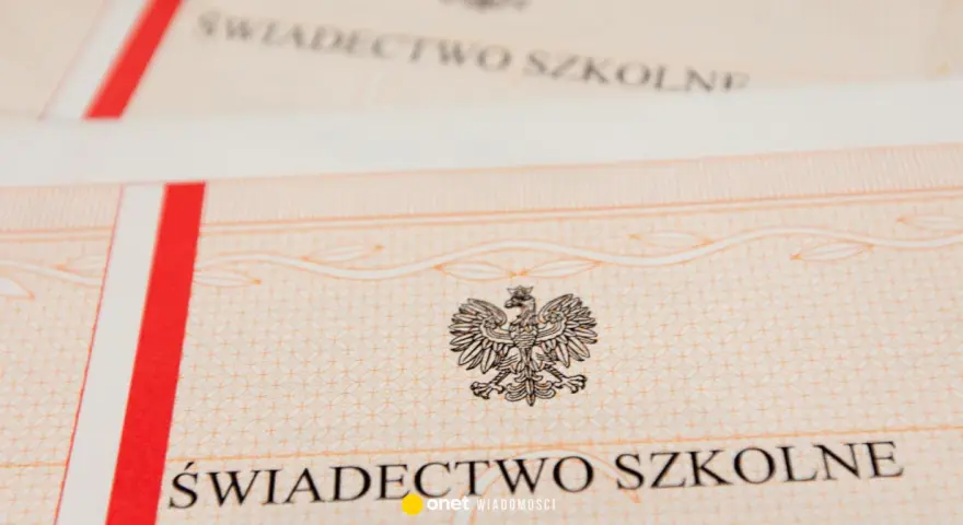 Świadectwo z paskiem, z godłem Polski i ozdobnym wzorem. Dokument potwierdzający ukończenie szkoły.