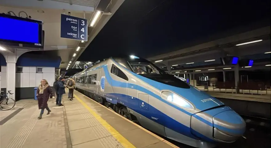 Nowoczesny pociąg Pendolino na peronie, gotowy do podróży ze Szczecina do Warszawy.