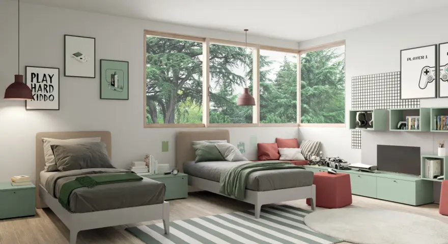 Cameretta con 2 letti singoli, decorazioni a tema videogiochi e un'ampia finestra con vista sul verde.