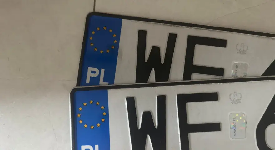 Dwie polskie tablice rejestracyjne z literami "WF" i unijnym symbolem.
