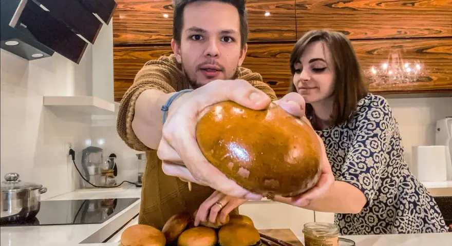 Gdzie kupić bułki maślane do burgerów? Najlepsze miejsca i porady