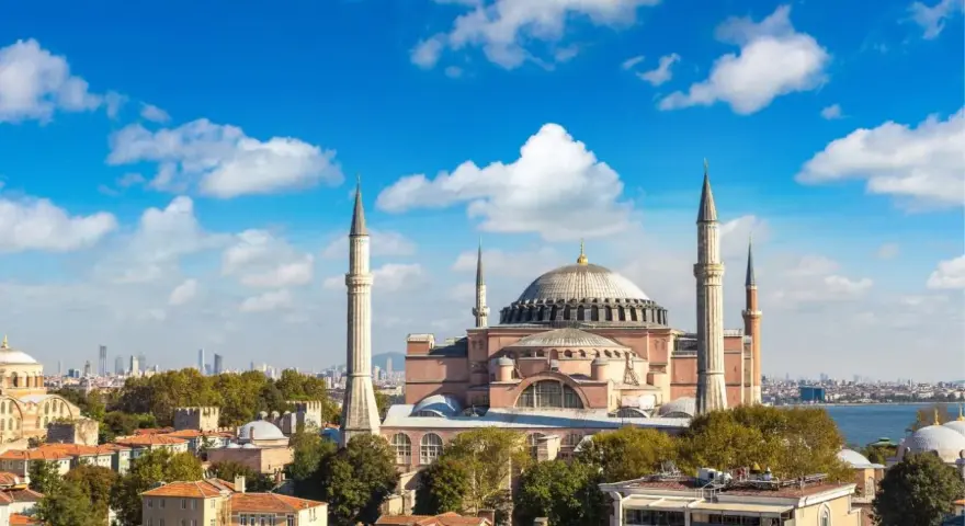 Majestatyczna Hagia Sophia, symbol europejskiej części Turcji, góruje nad Stambułem.