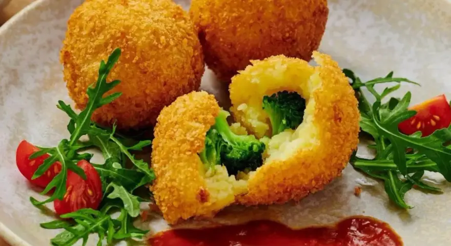 Chrupiące kulki ziemniaczane z brokułami w panierce panko. Pyszne, co to za danie?