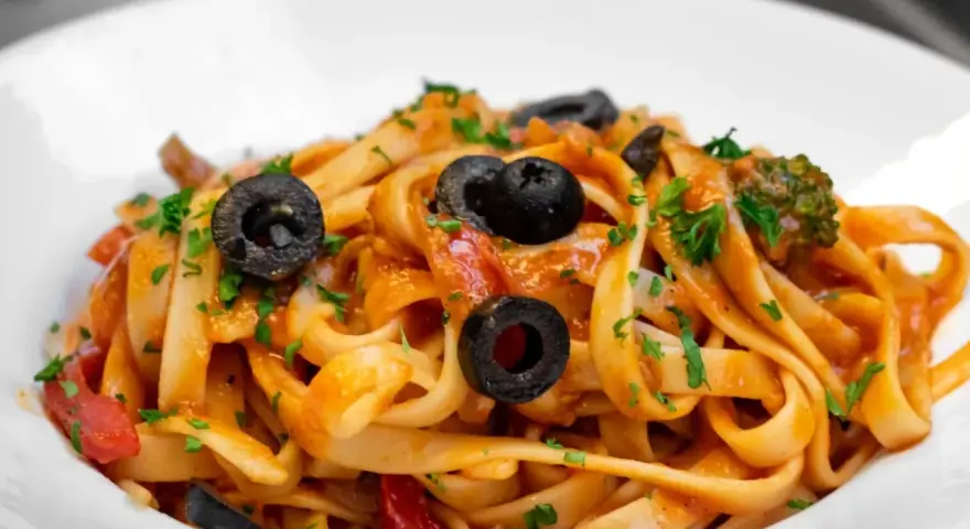 Kaloryczność spaghetti: Jak jeść ulubiony makaron i nie tyć?