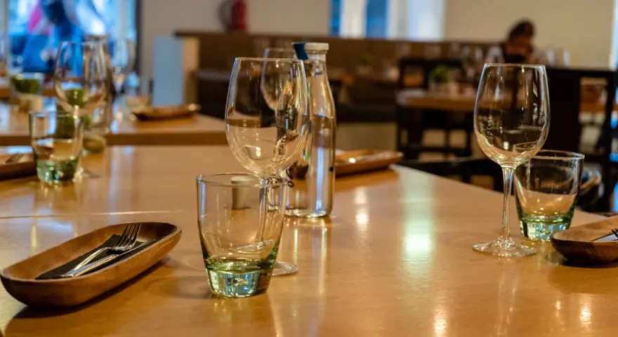 Gedeckter Tisch mit Gläsern und Besteck. Hier kann man entspannt glutenfrei essen und genießen.