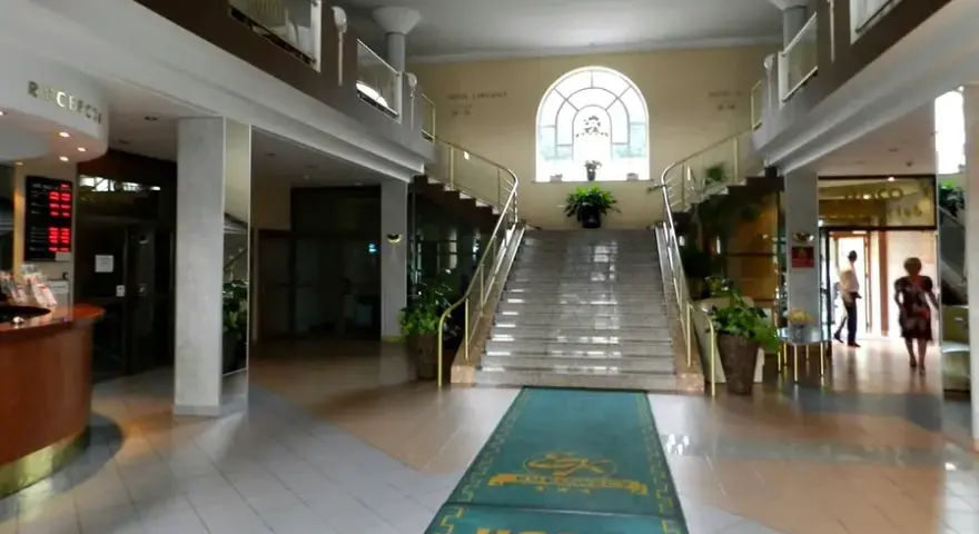 Dlaczego upadł hotel Murat w Redzie? Kluczowe przyczyny i skutki