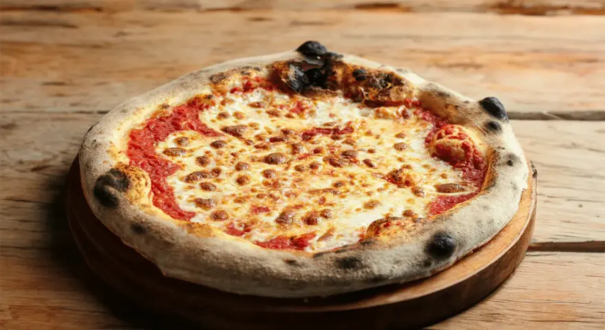 Pizza rossa co to? Odkryj jej składniki, historię i smak
