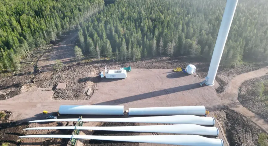 Vindkraftverkets delar ligger redo för montering i skogen. Snart är det dags att renovera vindkraftsparken och ge nytt liv åt energin.