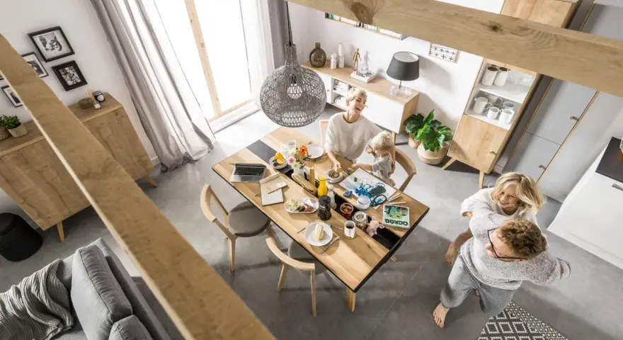Rodzaje drewna w nowoczesnym wnętrzu: stół, krzesła i meble z naturalnego drewna tworzą ciepłą atmosferę.