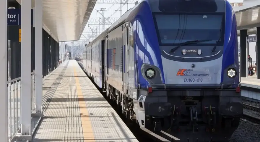 Nowoczesny pociąg PKP Intercity EU160-016 na peronie, gotowy do podróży z Warszawy do Łodzi.