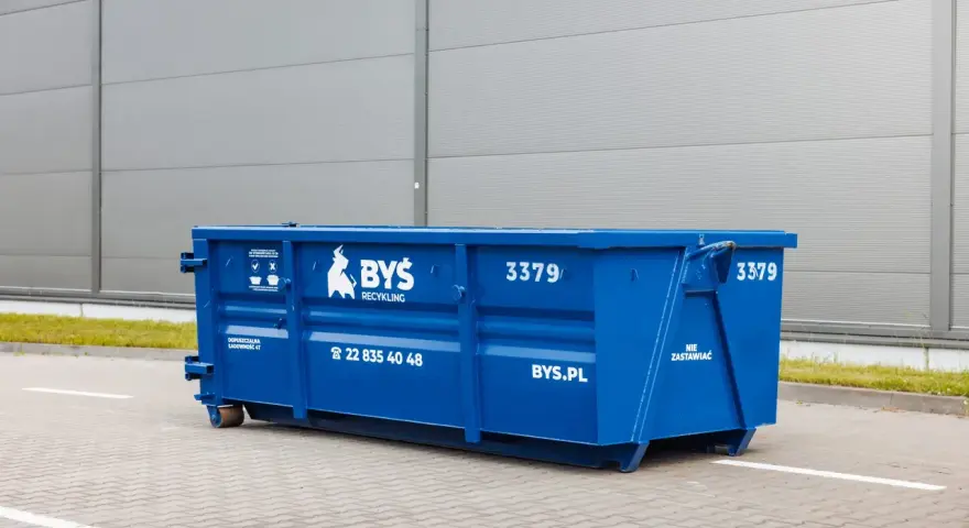 Potrzebujesz kontenera na śmieci? Zadzwoń pod numer 22 835 40 48 lub odwiedź BYS.PL. Duży, niebieski kontener BYŚ RECYKLING czeka na Twoje odpady.