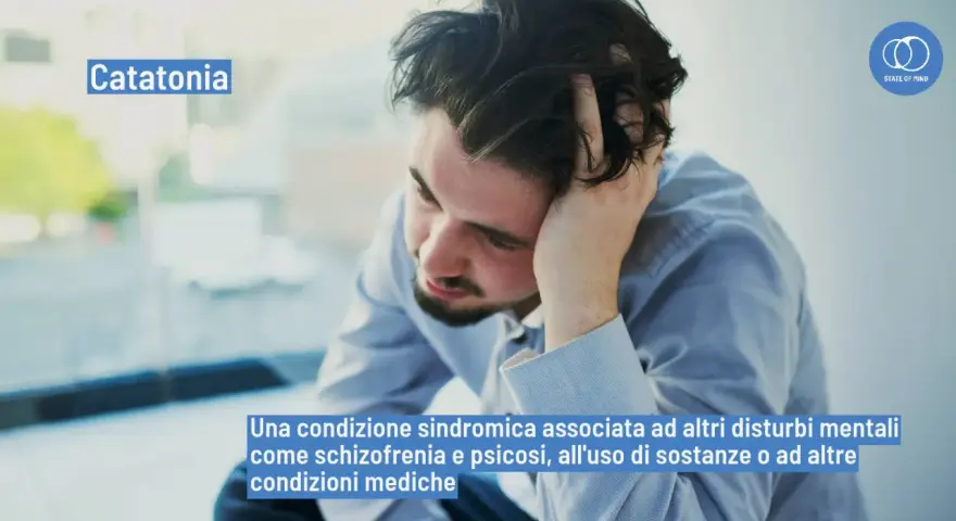 Uomo con mano tra i capelli, con la scritta "Catatonia". Il significato di catatonia è una sindrome legata a disturbi mentali.