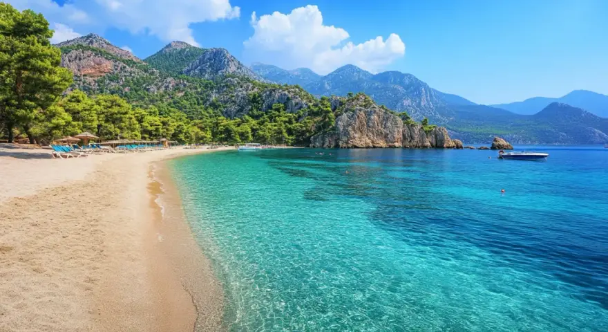 Piękna plaża w Turcji z turkusową wodą, górami i sosnami. Idealne miejsce na relaks.