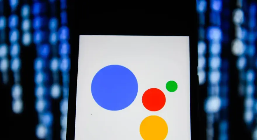Smartphone-Display mit Google Assistant Logo. Anleitung zum google assistant deaktivieren.
