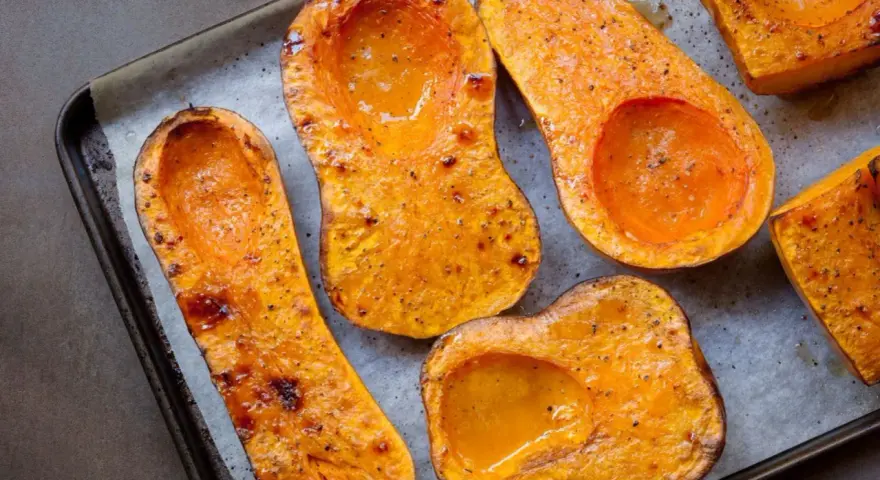 Mitades de calabaza asada, doradas y jugosas, listas para convertirse en un delicioso puré de calabaza.