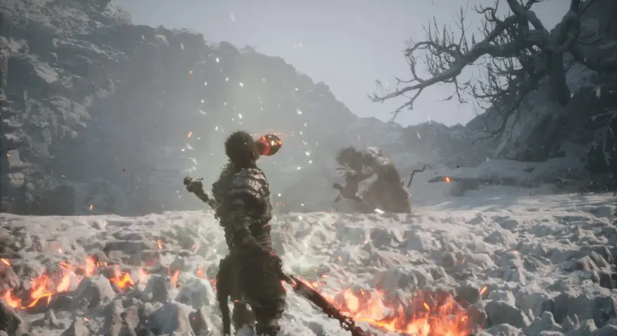 Enemigo en la nieve, con Wukong de Black Myth preparándose para atacar.