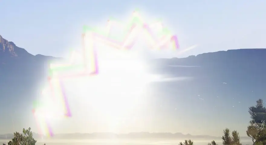 Paesaggio montano con fasci di luce negli occhi, come un arcobaleno zigzagante che attraversa il cielo limpido.