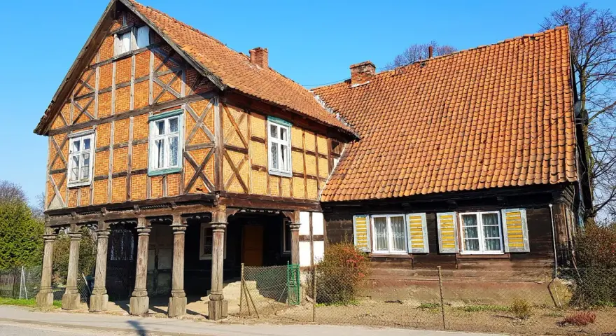 Tradycyjne domy na palach na Żuławach Wiślanych – jedne z najciekawszych atrakcji regionu.