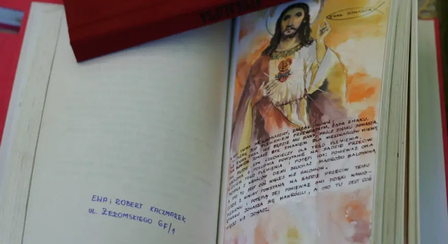 Modlitwa do świętego Antoniego, z ilustracją Jezusa i tekstem biblijnym.