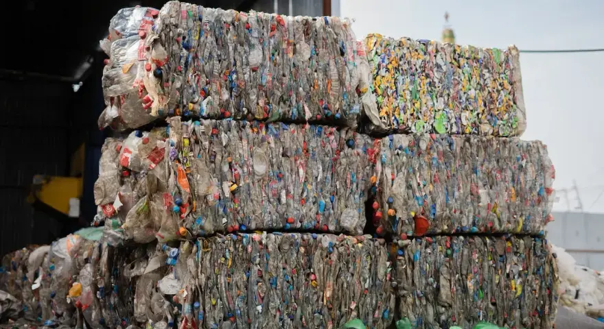 Skompresowane kostki plastikowych butelek w sortowni odpadów.