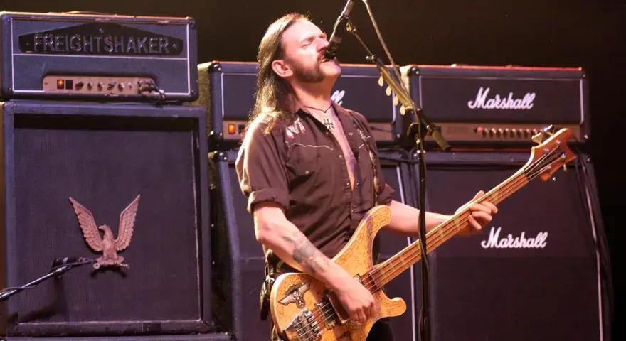 Lemmy Kilmister, geboren in den 1940ern, rockt die Bühne mit seiner Bassgitarre vor Marshall-Verstärkern.