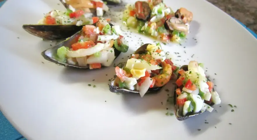 Mejillones a la vinagreta, una delicia fresca con tomate, cebolla y huevo picado.