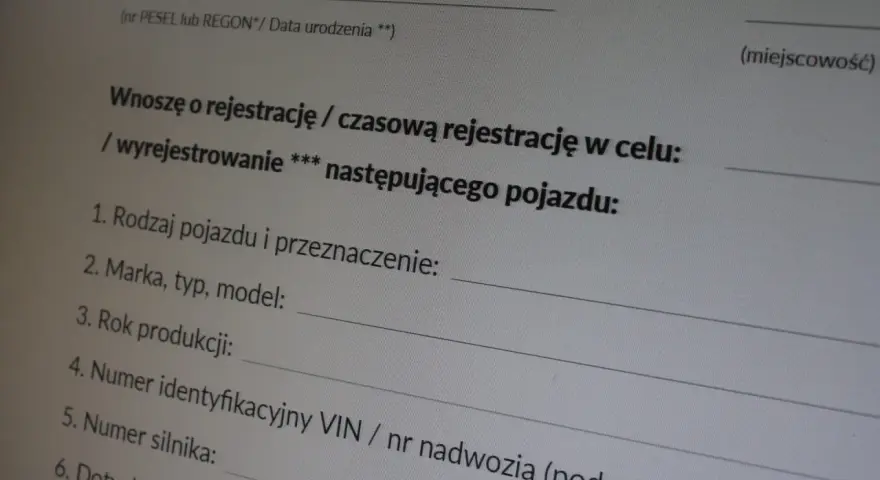 Wniosek o wyrejestrowanie pojazdu, zawierający dane takie jak rodzaj, marka, model, rok produkcji i numer VIN.
