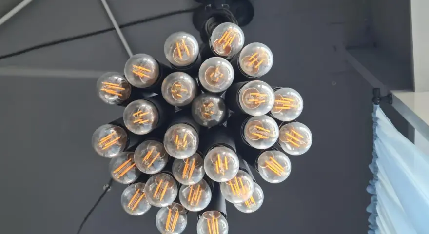 Nowoczesny żyrandol z 6 żarówkami LED. Dowiedz się, jak podłączyć żyrandol na 6 żarówek, by stworzyć stylowe oświetlenie.