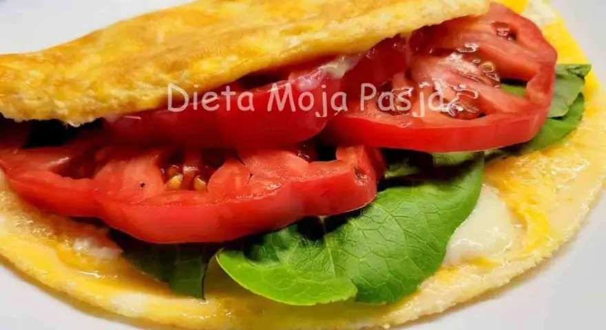 Omlet bez ubijania z pomidorami i sałatą. Szybkie i zdrowe śniadanie.