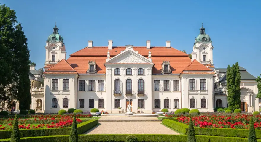 Pałac Zamoyskich w Kozłówce, z okazałym ogrodem i kwitnącymi różami, prezentuje się majestatycznie.