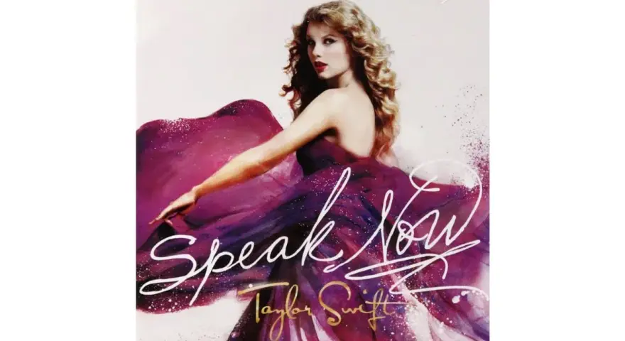 Taylor Swift w fioletowej sukni, z napisem "Speak Now".