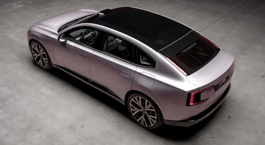 Srebrny samochód elektryczny Volvo ES90 z czarnym dachem i przyciemnianymi szybami, widok z góry.