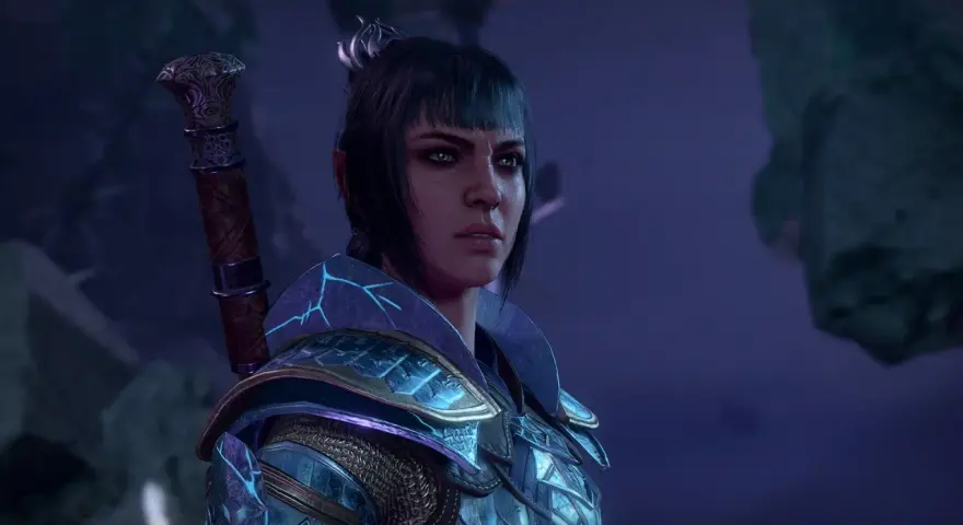 Guerrera con armadura brillante y espada al hombro, lista para la ordalía de Shar en BG3.