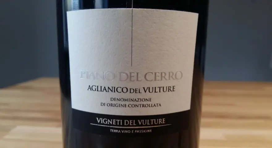 Butelka wina wytrawnego Aglianico del Vulture, Piano del Cerro. Włoskie wino z regionu Vulture.