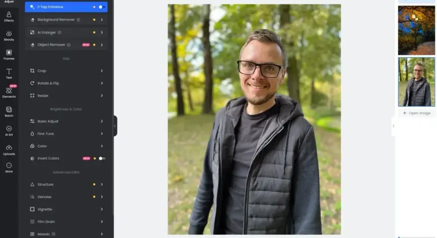 Mężczyzna w okularach uśmiecha się na tle parku. Interfejs programu Fotor oferuje darmowy program do obróbki zdjęć po polsku.