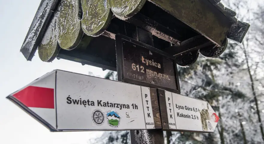 Znak szlaku łysica - kakonin. Wskazuje drogę do Świętej Katarzyny, Łysej Góry i Kakonina.
