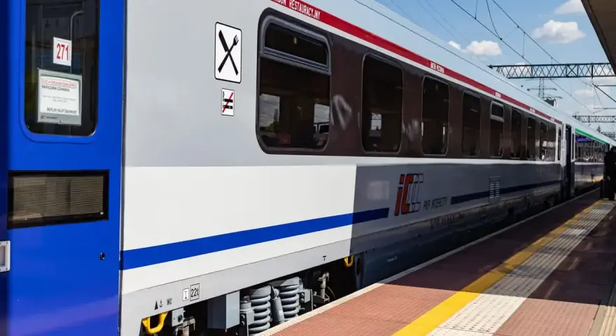Wagon restauracyjny PKP Intercity z ikonami widelca i noża oraz zakazem palenia.