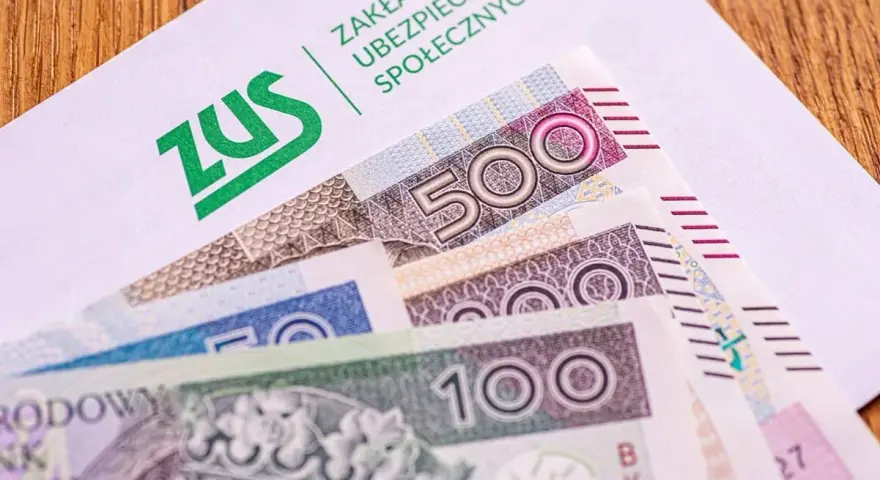 Kiedy trzynasta emerytura, ZUS przekazuje pieniądze. Widoczne banknoty 100, 200 i 500 zł.