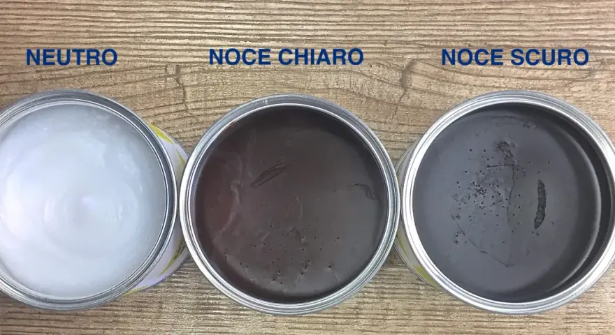 Tre barattoli di cera d'api per legno: neutra, noce chiaro e noce scuro, pronti per dare nuova vita ai tuoi mobili.