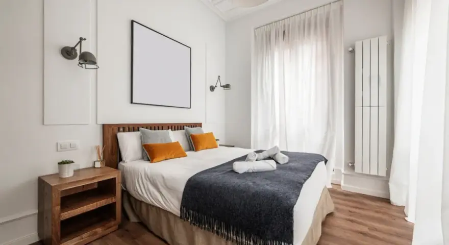 Chambre lumineuse avec lit douillet, parfaite pour une clause habitation bourgeoise Airbnb. Décoration moderne et épurée.
