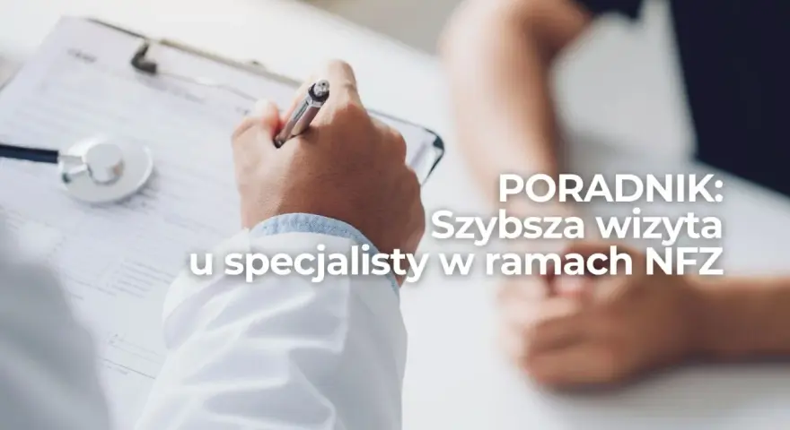 Lekarz notuje na karcie pacjenta. Poradnik: jak umówić się do lekarza na NFZ, by szybciej dostać się do specjalisty.
