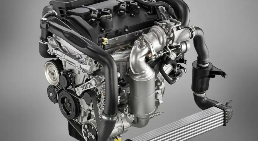 Silnik 1.6 THP z turbosprężarką i intercoolerem, gotowy do montażu w sportowym samochodzie.