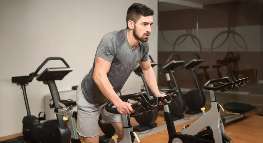 Bieganie vs Rower: Co skuteczniej odchudza i chroni stawy?