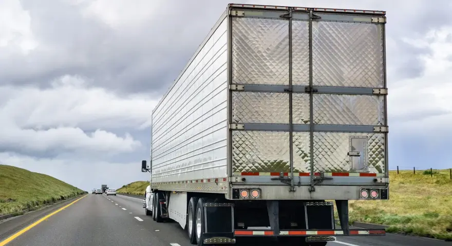 Tir z naczepą na drodze. Zwróć uwagę na wymiary zestawu tir, idealne do transportu.