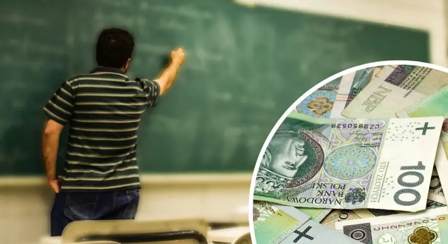 Nauczyciel pisze na tablicy, a obok stos polskich banknotów. Czy zarobki nauczycieli są wystarczające?