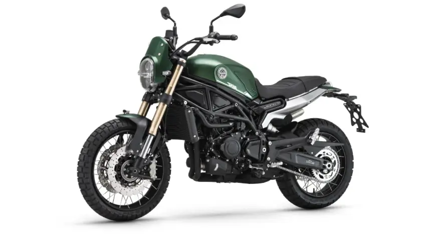 Zielony motocykl Benelli Leoncino 800 Trail z oponami terenowymi, gotowy na przygodę.