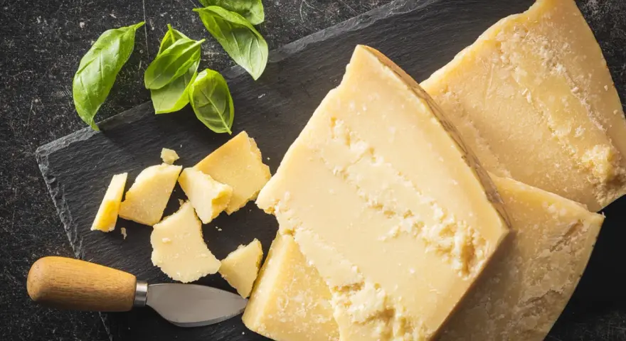 Czy parmigiano reggiano to parmezan? Poznaj kluczowe różnice