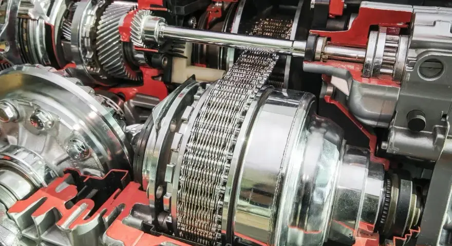 Przekładnia bezstopniowa z widocznym łańcuchem i elementami mechanicznymi.