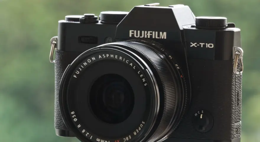 Czarny aparat Fujifilm X-T10 z obiektywem. Funkcja focus peaking pomaga ustawić ostrość.