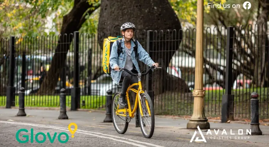 Kurier Glovo na rowerze z żółtą torbą. Dowiedz się, glovo co to jest - szybka dostawa jedzenia i nie tylko!